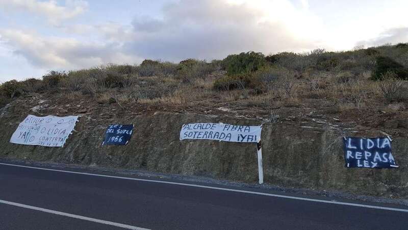 Los vecinos han colocado nuevas pancartas contra el alcalde y la concejala de Urbanismo / TA